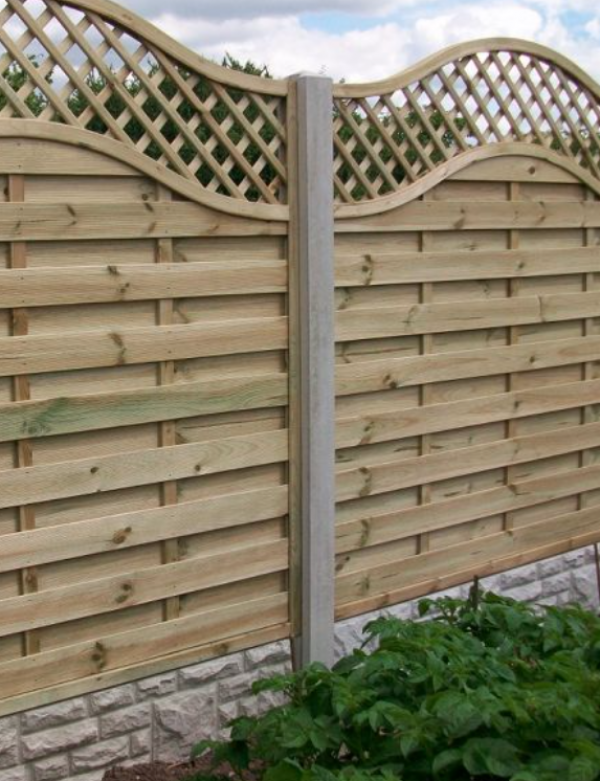 Pagar beton dengan aksen kayu pada tiangnya